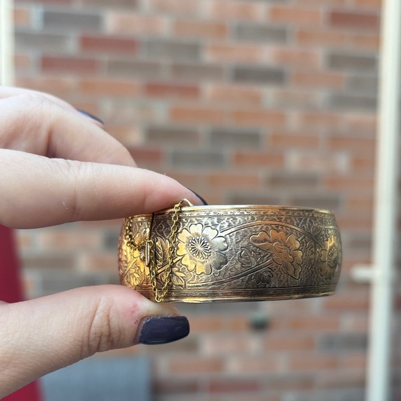 Vintage Victorian Floral Design Goldtone Statement Bangle - Picture 4 of 9